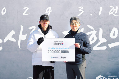 서희종(오른쪽) 대우건설 상무와 한국해비타트 홍보대사 션 [대우건설 제공]