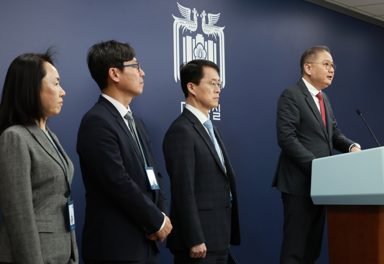 박상욱 대통령실 과학기술수석(오른쪽)이 5일 오전 서울 용산 대통령실 청사 오픈라운지에서 열린 간담회에서 발언하고 있다. 왼쪽부터 최선 첨단바이오비서관, 이경우 AI·디지털비서관, 최원호 연구개발 혁신비서관, 박 수석. [연합]