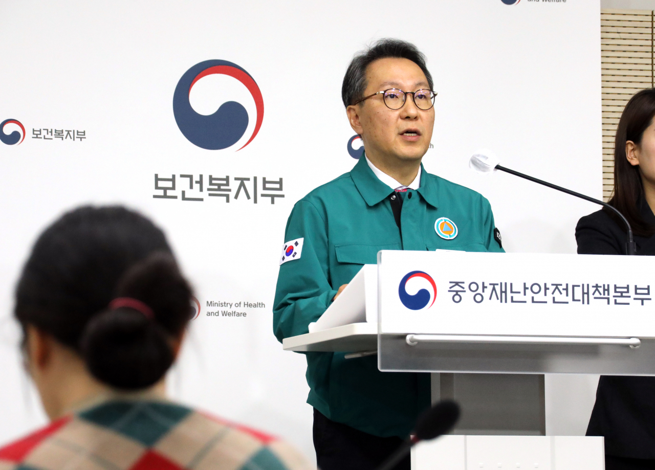 박민수 ‘의사 집단행동 중앙재난안전대책본부(중대본’ 제1총괄조정관(보건복지부 2차관)이 5일 오전 정부세종청사에서 중대본 회의 결과를 발표하고 있다.[연합]