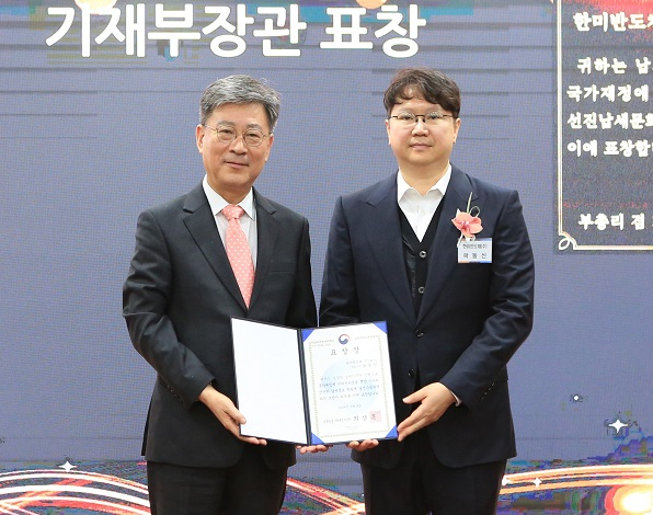 곽동신(오른쪽) 한미반도체 부회장이 5일 인천지방국세청에서 모범납세자로 선정돼 표창을 받고 있다. [한미반도체 제공]