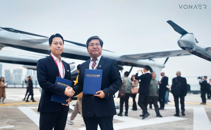 중국 선전에서 열린 오토플라이트(AutoFlight) 시연회장에서 신민 본에어 대표이사(왼쪽)와 켈렌 시에 오토플라이트 부사장이 MOU 체결 후 기념촬영을 하고 있다. [본에어 제공]