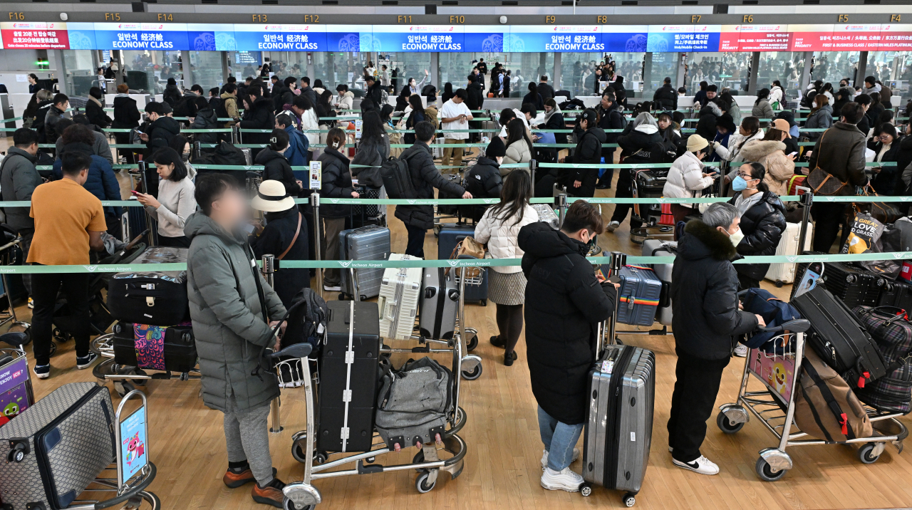 인천 중구 인천국제공항 제1여객터미널 출국장이 출국하는 여행객들로 붐비고 있다. [헤럴드경제]