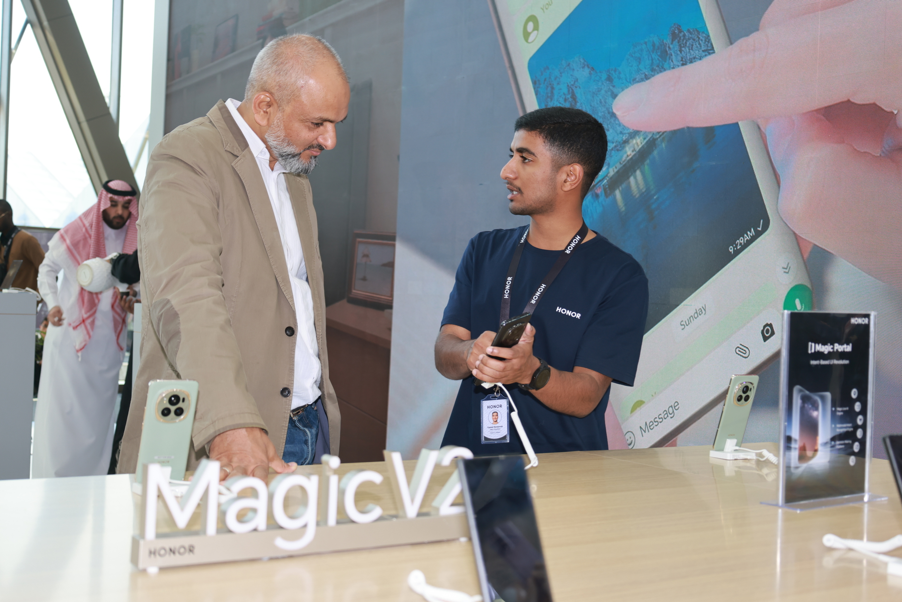 A visitor talks with an exhibitor at the LEAP 2024 in Riyadh, Saudi Arabia, on March 4, 2024. (Yonhap)