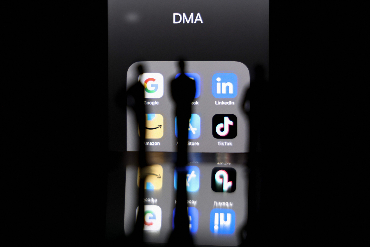 아이폰에 비춰진 수많은 애플리케이션들. 유럽연합(EU)의 디지털시장법(DMA)에 발표에 따라 이달 6일부터 법안을 준수해야 한다. [AFP]