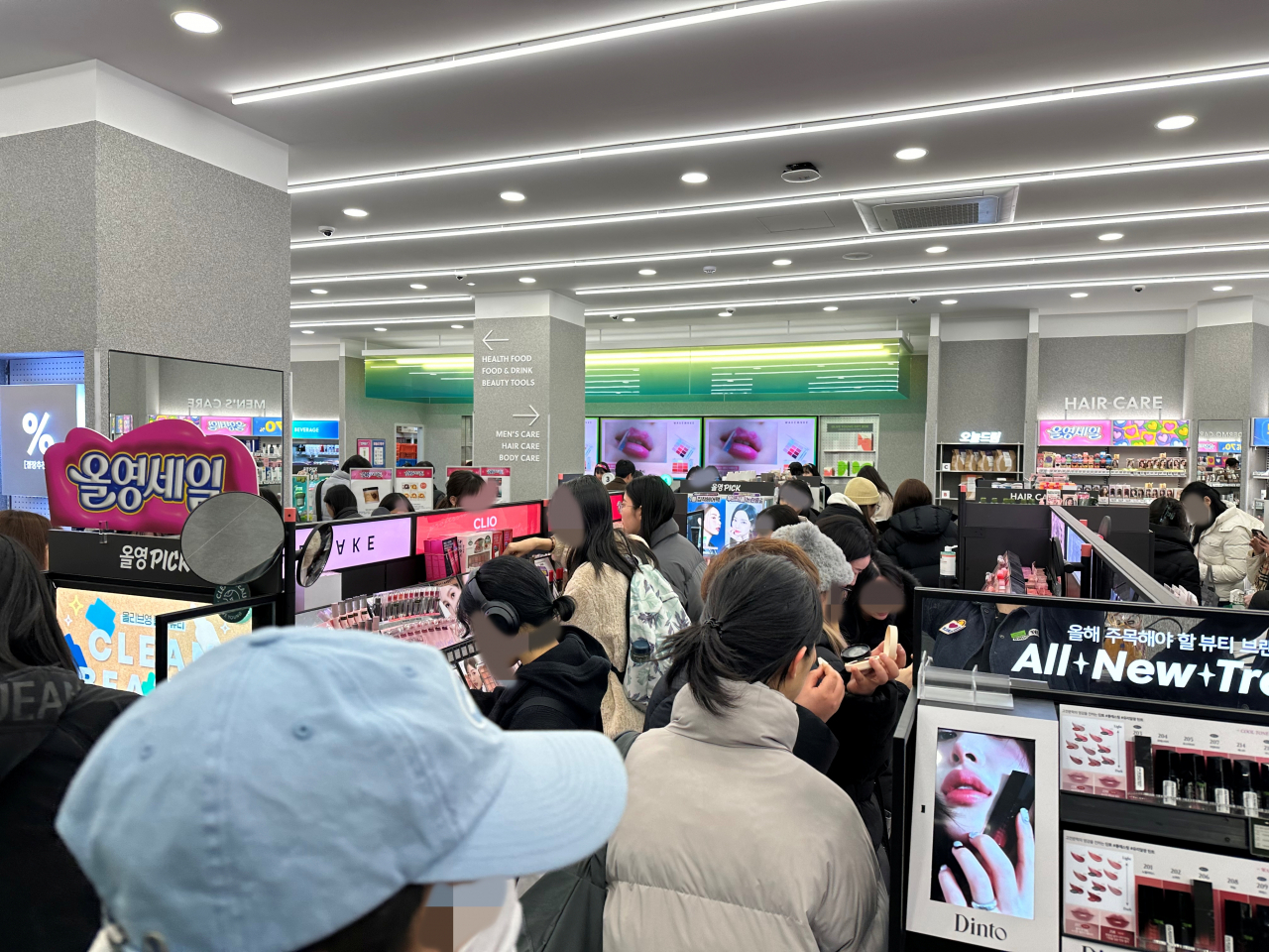 서울 서대문구 신촌역 앞 올리브영 신촌중앙점에 고객이 가득하다. 김희량 기자
