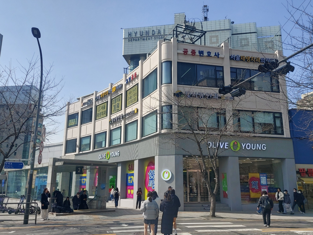 서울 서대문구 신촌역 앞 구 투썸플레이스 1호점 자리에 지난달 16일 올리브영 신촌중앙점이 문을 열었다. 김희량 기자