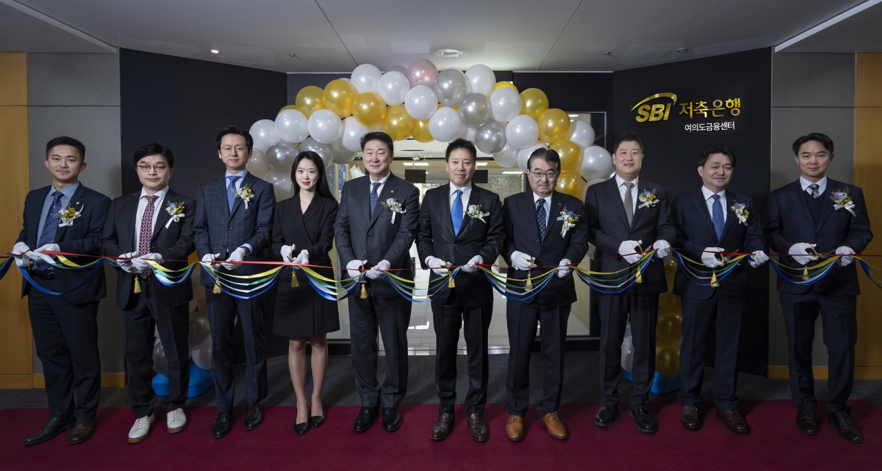 SBI저축은행이 개인·기업 등 종합금융서비스를 제공하는 여의도 금융센터와 강남 금융센터를 열고 본격적인 영업을 시작한다. 오화경(사진 왼쪽 다섯 번째부터) 저축은행중앙회장, 김문석 대표이사, 타니구치 부사장이 기념식에 참석했다. [SBI저축은행 제공]