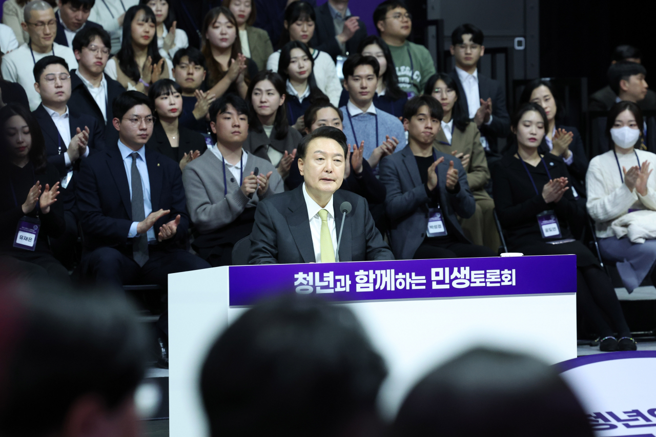 윤석열 대통령이 5일 경기 광명시 아이벡스 스튜디오에서 '청년의 힘으로! 도약하는 대한민국!'을 주제로 열린 열일곱 번째 국민과 함께하는 민생토론회에서 발언하고 있다. [연합]