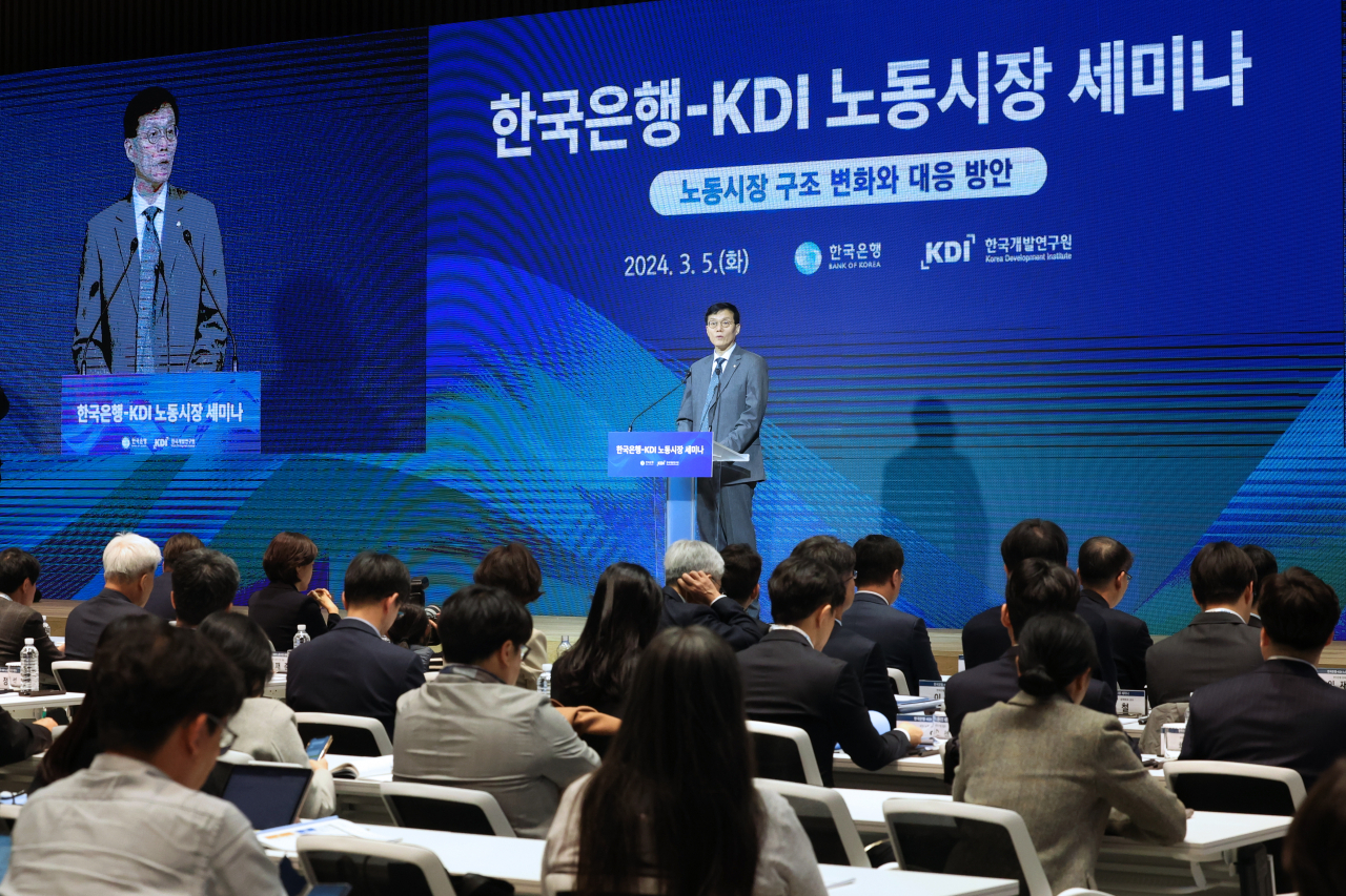이창용 한국은행 총재가 5일 오전 서울 중구 한국은행에서 '노동시장 구조 변화와 대응 방안'을 주제로 열린 '한국은행-한국개발연구원(KDI) 노동시장 세미나'에서 환영사를 하고 있다. [연합]