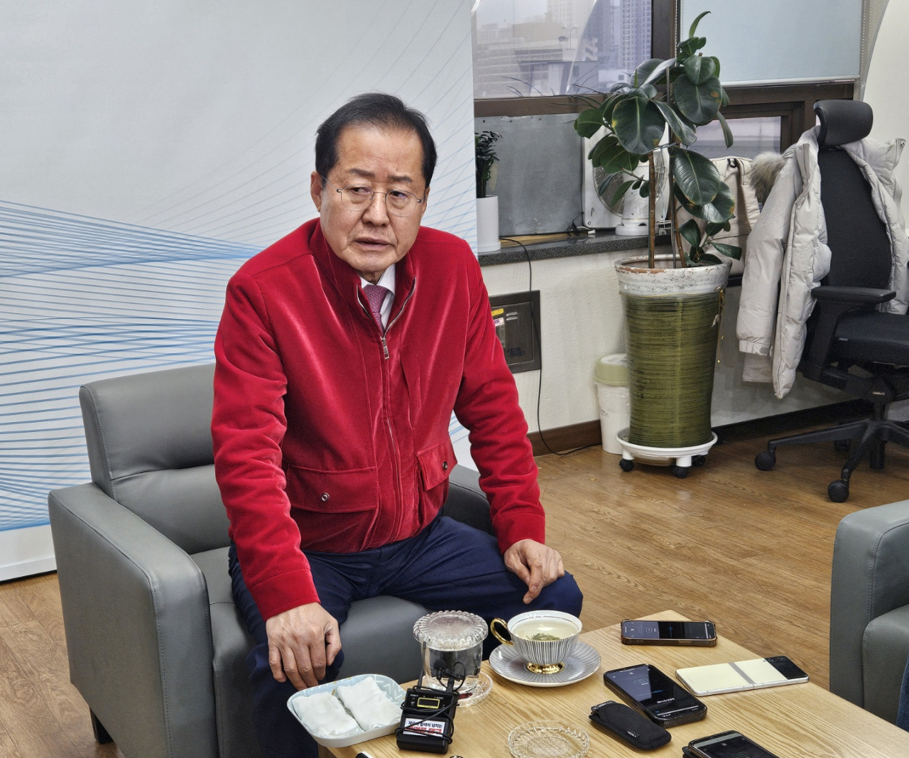 홍준표 대구시장이 5일 대구시 동인청사 기자실을 찾아 간담회를 하고 있다. [연합]