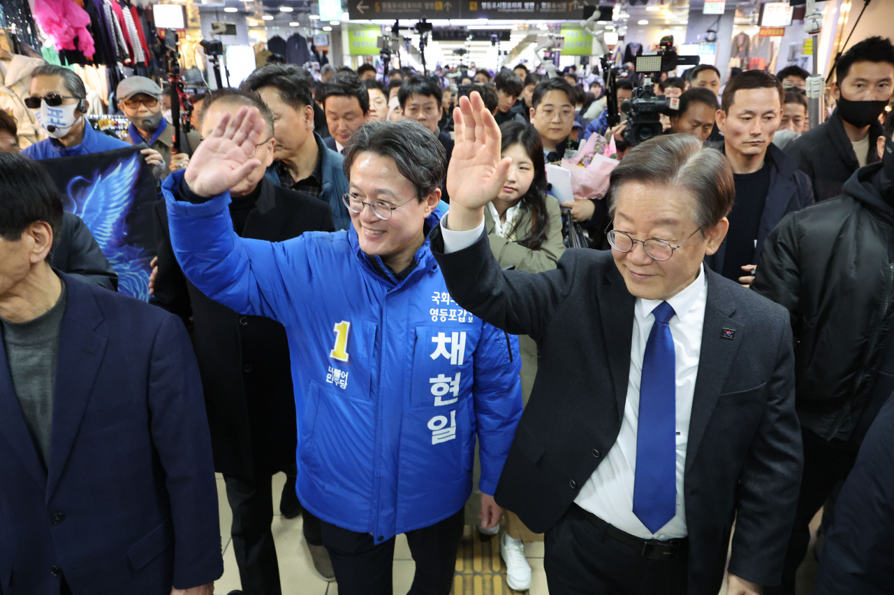 이재명(앞줄 오른쪽) 더불어민주당 대표와 서울 영등포구갑에 출마한 채현일 전 영등포구청장이 5일 오후 서울 영등포구 뉴타운 지하쇼핑몰을 찾아 시민들에게 인사하고 있다. [연합]