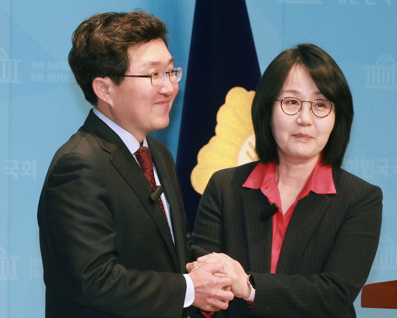 김용태 전 의원이 5일 오전 국회 소통관에서 제22대 총선 고양정 출마선언 기자회견을 마친 뒤 김현아 전 의원과 손을 맞잡고 있다. 국민의힘에서 경기 고양정 단수추천을 받았다가 공천 취소 된 김현아 전 의원은 당의 결정을 수용하고 해당 지역구에 우선추천된 김용태 전 의원을 지지하기로 공식 선언했다. [연합]