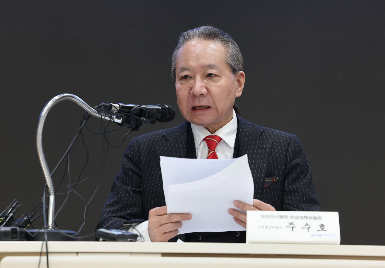 주수호 대한의사협회 비상대책위원회 언론홍보위원장이 5일 오후 서울 용산구 대한의사협회 회관에서 정례 브리핑을 하고 있다. [연합]