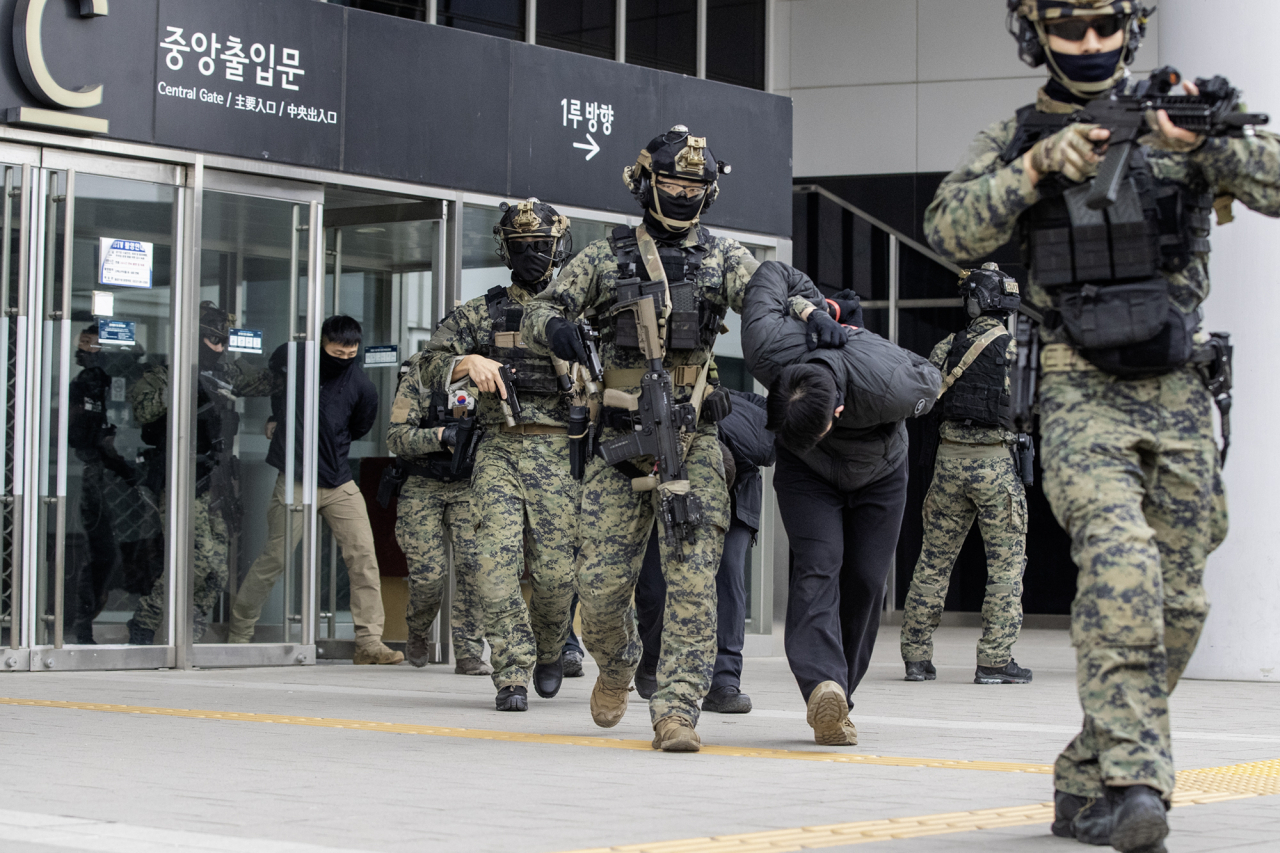특전사 백호부대 장병들이 5일 열린 대테러훈련에서 특전사 백호부대 장병들이 테러범을 전원 사살한 후, 거수자 신병을 확보해 고척스카이돔을 벗어나고 있다.[육군 제공]