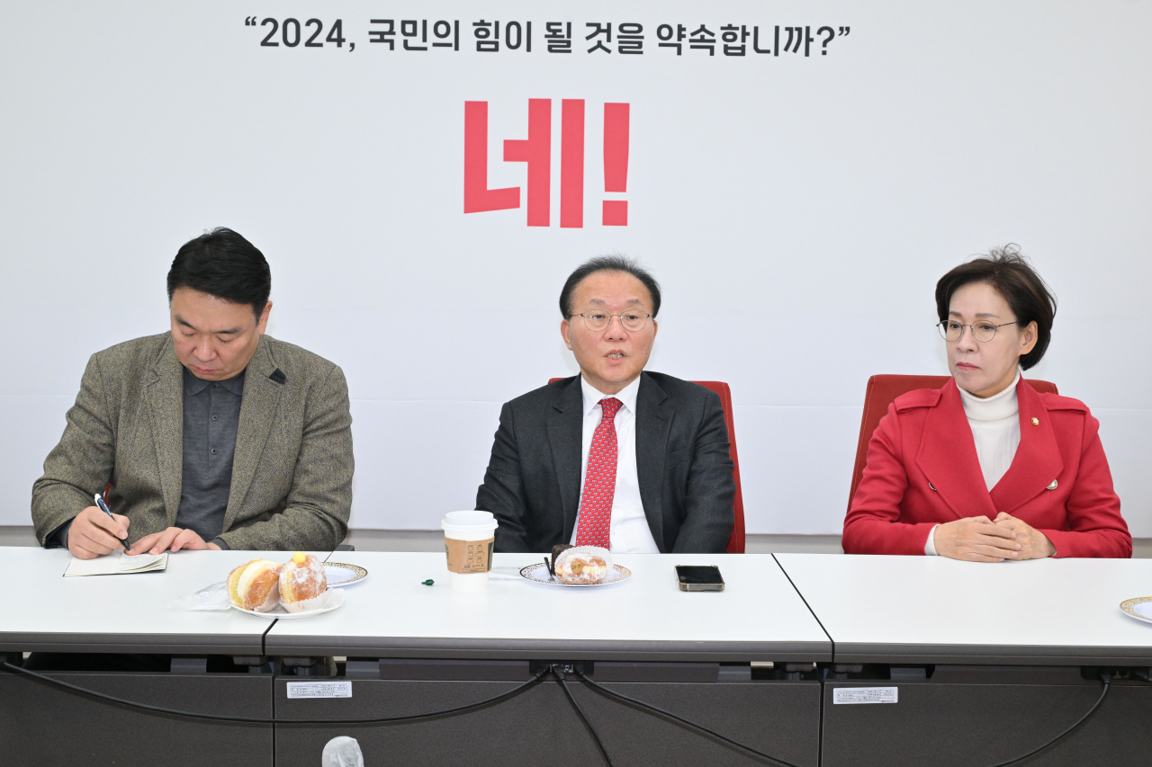 윤재옥 국민의힘 원내대표가 지난 3일 오후 국회에서 열린 출입기자단과의 비공개 간담회에서 발언하고 있다. 왼쪽부터 정희용 원내대변인, 윤 원내대표, 이인선 원내대표 비서실장. [연합]