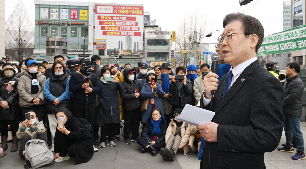 “측근 중 공천받은 사람 누가 있나”…이재명, 공천 논란 정면돌파[이런정치]