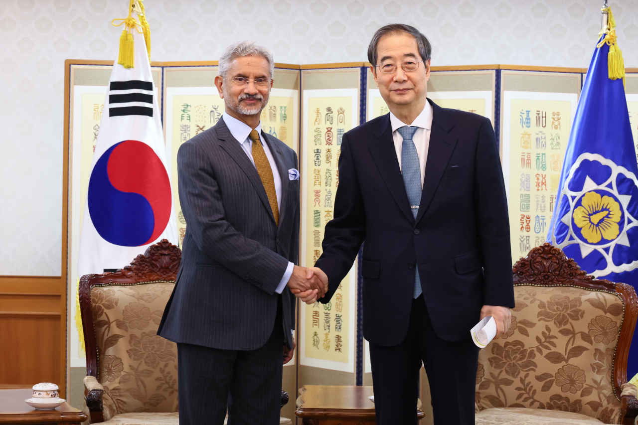 한덕수 국무총리가 5일 정부서울청사에서 방한 중인 수브라마냠 자이샨카르 인도 외교장관과 만나 악수하며 기념 촬영하고 있다. [연합]