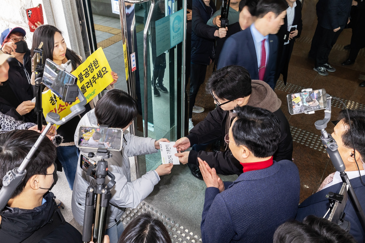 “청년한테 너무 가혹해” 한동훈·이재명이 직접 받은 한 통의 편지 [지구, 뭐래?]