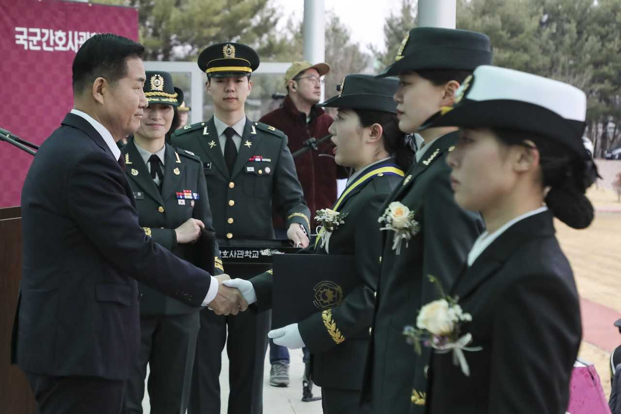 신원식 국방부 장관이 5일 국군간호사관학교 제64기 졸업 및 임관식에서 우등상을 수여하고 있다. [국방일보 제공]