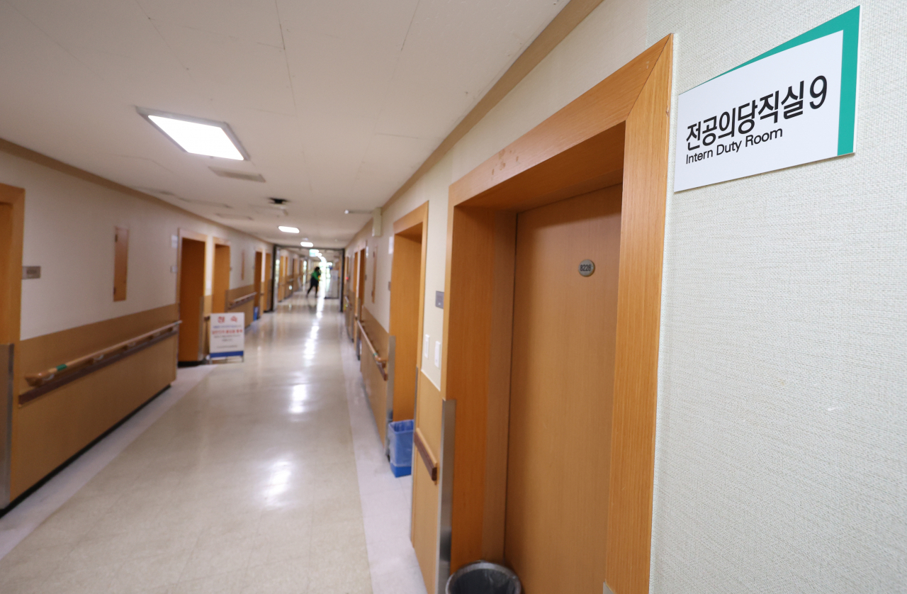 전공의 집단 이탈 일주일째인 26일 광주 동구 조선대병원에서 전공의 당직실 앞 복도가 한산하다.[연합]