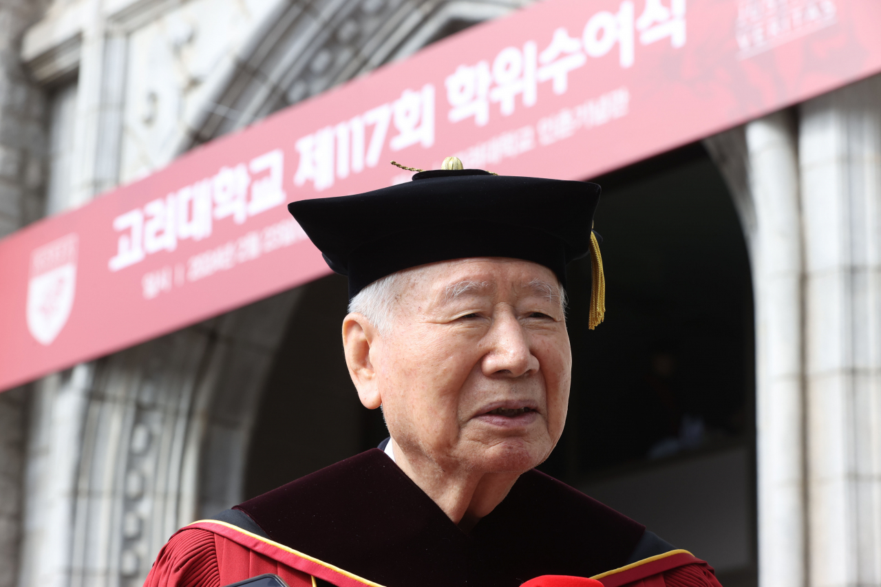 이중근 부영그룹 회장이 지난 달 23일 오전 서울 성북구 고려대학교에서 열린 '제117회 학위수여식'에서 취재진의 질문에 답하고 있다. [연합]