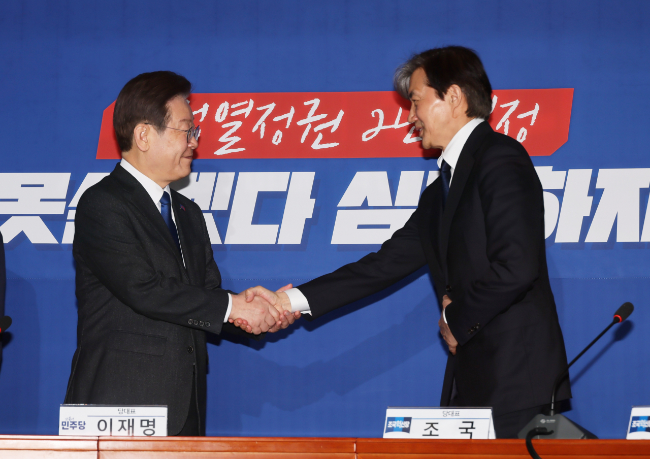더불어민주당 이재명 대표가 5일 국회에서 취임인사차 예방한 조국혁신당 조국 대표와 악수하고 있다. [연합]