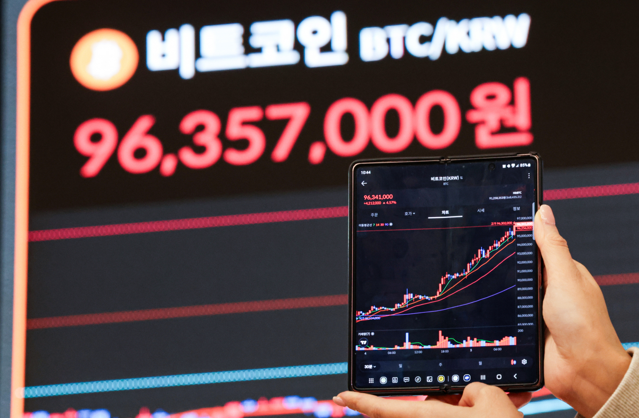 비트코인 가격이 연일 사상 최고가를 기록하고 있는 5일 오전 서울 서초구 빗썸 고객센터에 비트코인 가격이 표시되고 있다. [연합]