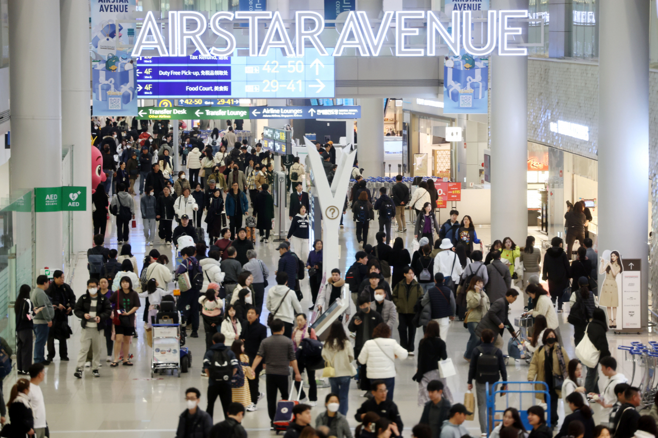 인천국제공항 제1여객터미널 출국장 내 면세점 구역이 여행객들로 북적이고 있다. [연합]