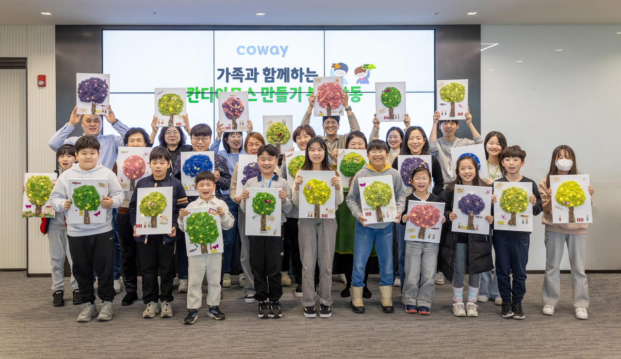 스칸디아모스 액자 만들기 봉사활동 모습[코웨이 제공]