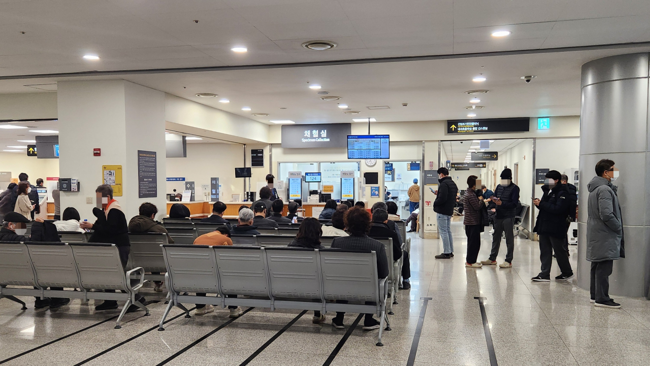 6일 오전 7시 30분께 서울 신촌 세브란스병원에서 환자들이 진료를 기다리고 있다. 안효정 기자
