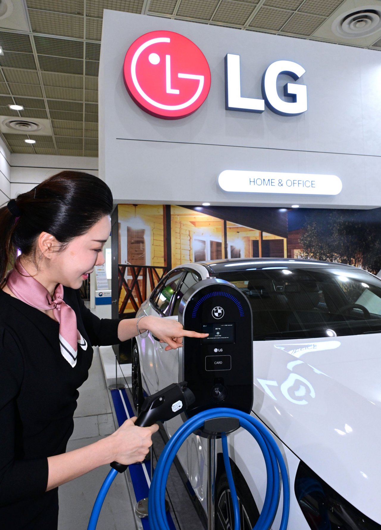 LG전자가 6일부터 사흘간 서울 코엑스에서 열리는 EV트렌드코리아에서 주택·공공 주차장·충전소 등 다양한 공간에 최적화한 전기차 충전 솔루션을 선보였다. 사진은 모델이 터치 스크린이 탑재된 7㎾ 완속 충전기를 체험하는 모습. [LG전자 제공]