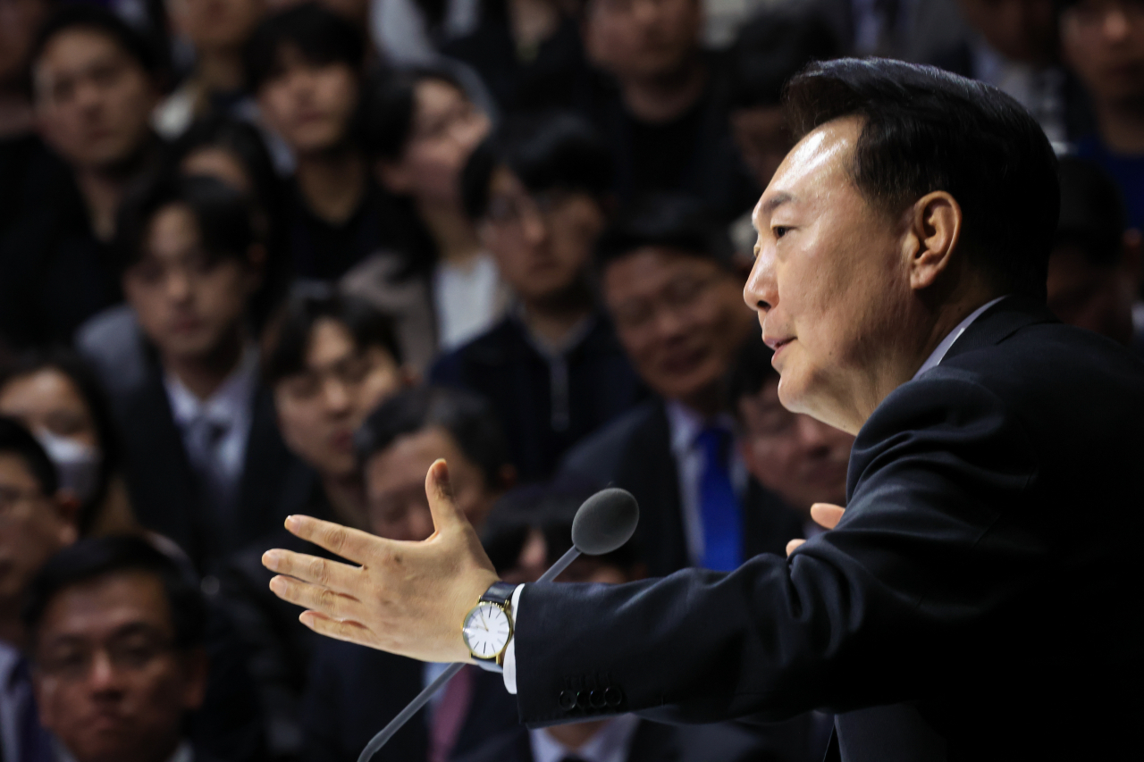윤석열 대통령이 5일 경기 광명시 아이벡스 스튜디오에서 '청년의 힘으로! 도약하는 대한민국!'을 주제로 열린 열일곱 번째 국민과 함께하는 민생토론회에서 마무리 발언을 하고 있다. [연합]