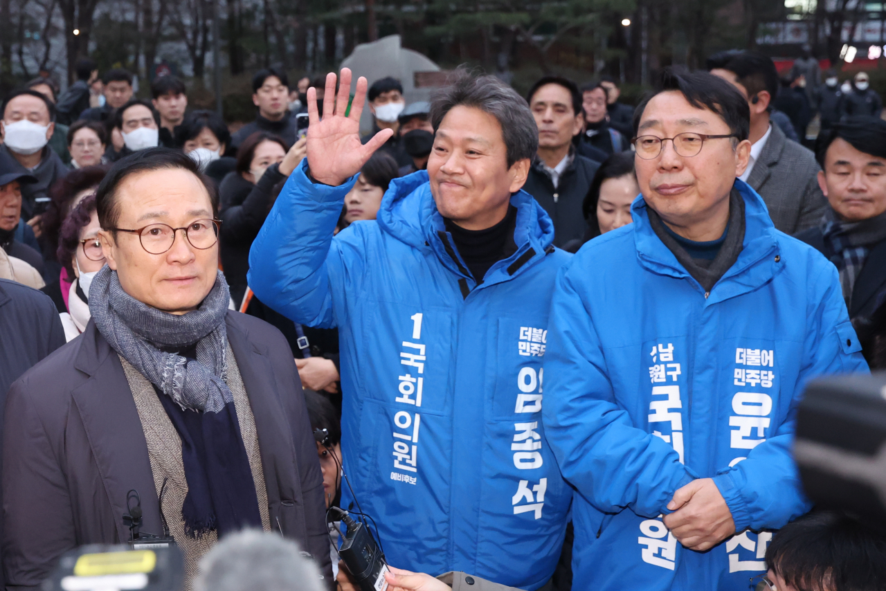 더불어민주당의 전략지역구인 서울 중·성동갑에서 공천 배제된 임종석 전 청와대 비서실장이 지난 2월 28일 오후 서울 성동구 왕십리역 광장에서 지지자들과 인사하고 있다. 이날 임 전 실장은 당 지도부에 서울 중·성동갑에 자신을 컷오프하고 전현희 전 국민권익위원장을 전략공천 한 결정을 재고해달라고 촉구했다. 왼쪽부터 더불어민주당 친문 핵심 인사들인 홍영표 의원, 임종석 전 실장, 윤영찬 의원. [연합]