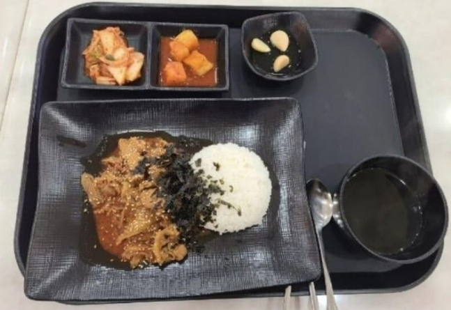고속도로 휴게소에서 판매되는 1만3000원 제육볶음. [온라인 커뮤니티]
