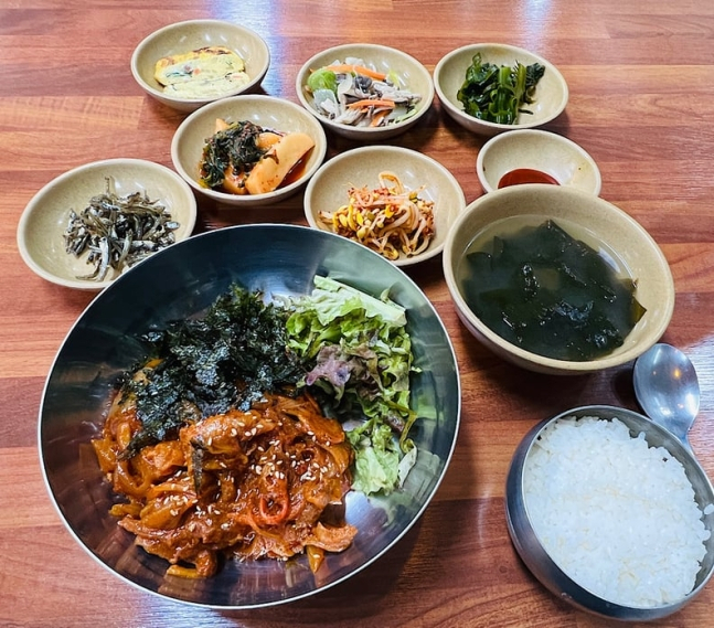 한 누리꾼이 올린 회사 근처 8000원짜리 제육볶음 사진. [온라인 커뮤니티]