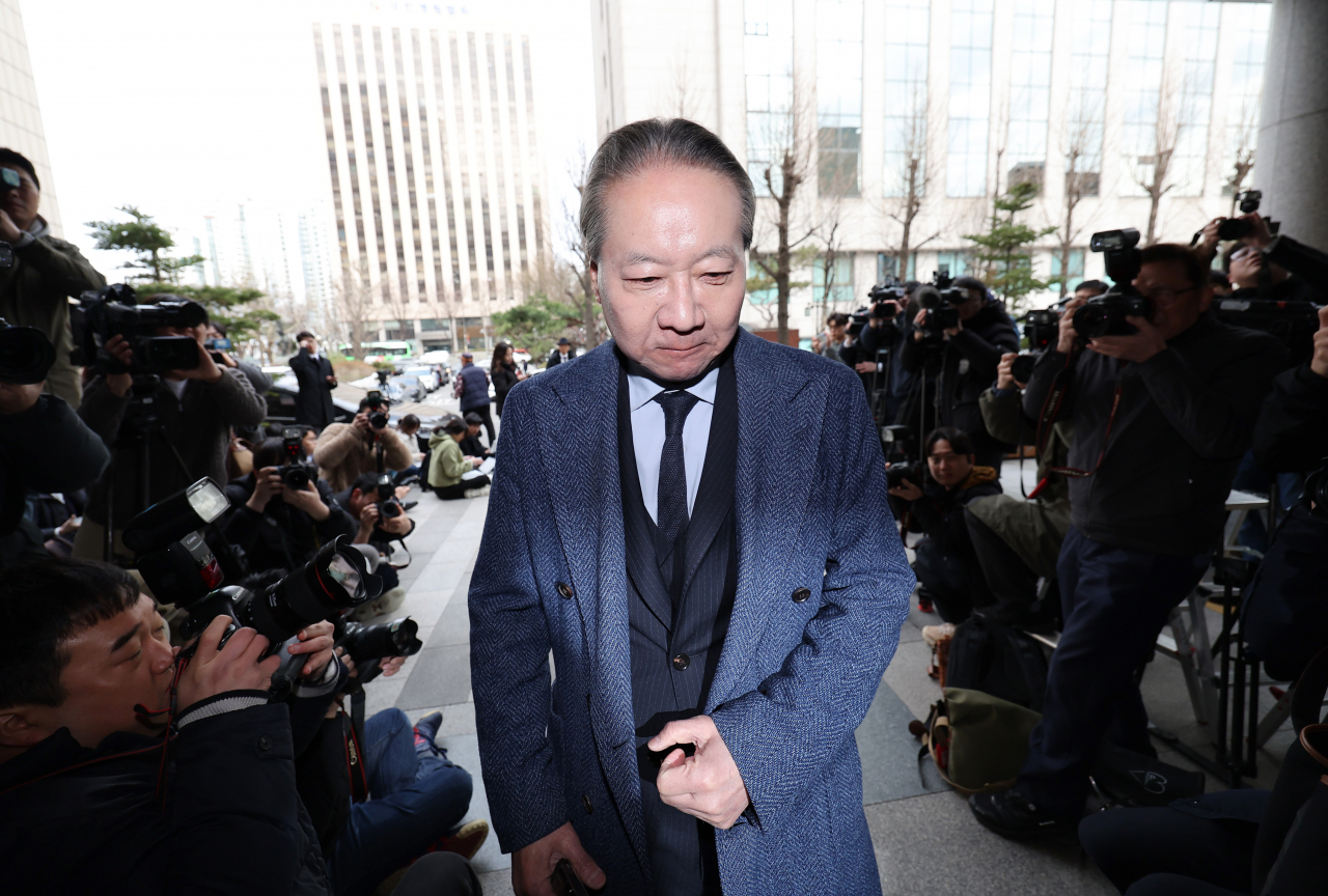 주수호 대한의사협회 비대위 언론홍보위원장이 6일 오전 의료법 위반 등 혐의 관련 조사를 받기 위해 서울경찰청 공공범죄수사대로 들어서고 있다. [연합]