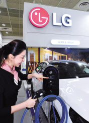 LG전자가 EV트렌드코리아에서 전시한 터치 스크린 탑재 7㎾ 완속 충전기를 체험하는 모습