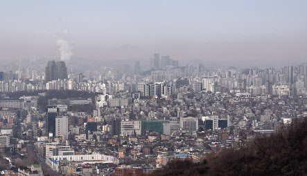 지방 건설사가 자금난으로 위기를 겪는 등 건설 산업 생태계가 흔들리고 있다. 사진은 남산 전망대에서 바라본 강북 일대 아파트 전경 [헤럴드DB]