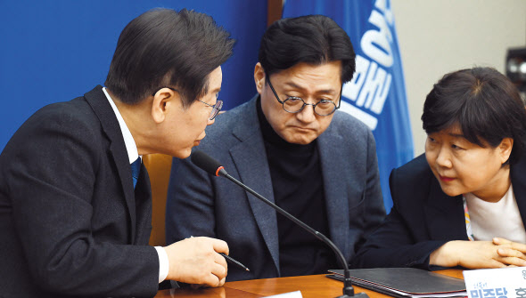 이재명 더불어민주당 대표가 6일 오전 국회에서 열린 최고위원회의에 참석해 홍익표 원내대표, 서영교 최고위원과 대화하고 있다. 임세준 기자