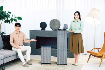 프리미엄 공기청정기 ‘비스포크 큐브 에어 인피니트 라인’을 소개하고 있다.