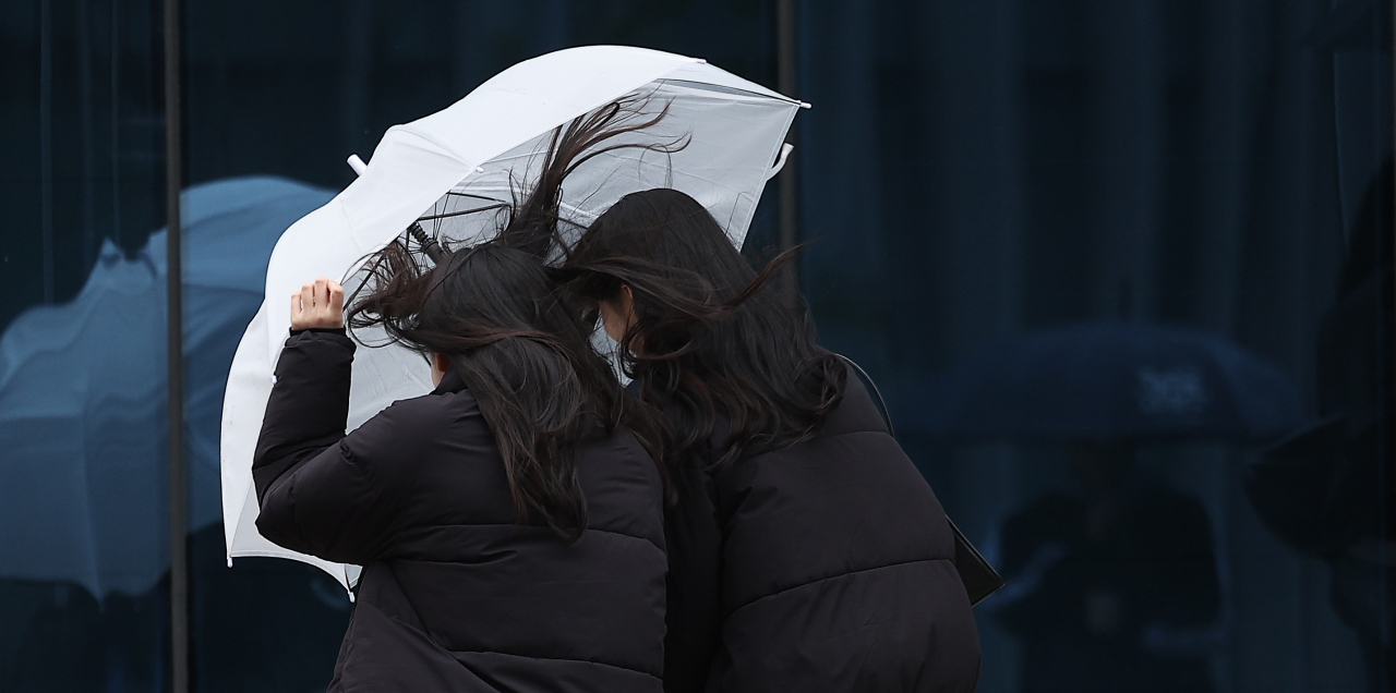 지난 5일 대구 한 대학 캠퍼스에서 학생들이 우산을 쓰고 이동하고 있다. [연합]