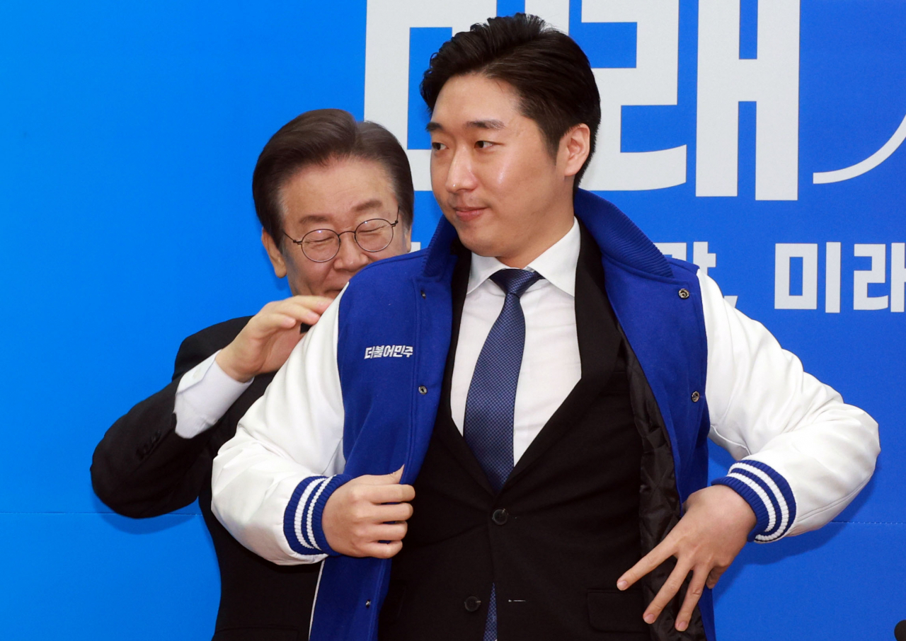 더불어민주당 이재명 대표가 17일 오전 국회에서 열린 인재환영식에서 대한민국임시정부기념사업회 김용만 이사에게 당 점퍼를 입혀주고 있다. [연합]