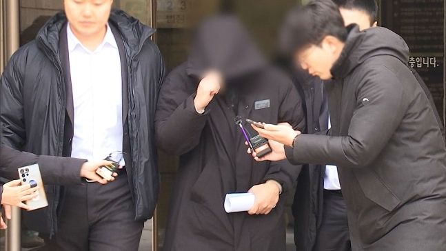 약물에 취해 차를 몰다 행인을 치어 숨지게 한 '압구정 롤스로이스' 사건 운전자에게 마약류를 처방하고 환자들을 성폭행한 혐의를 받고 있는 의사 염모씨. 연합뉴스