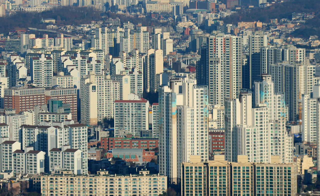 국민권익위원회는 6일 건설 공제부금을 적립하지 않았더라도 1년 이상 일용직 건설근로자로 근무한 사실이 확인되면 공공임대주택 입주자 선정 시 가점 대상에 추가하도록 국토교통부에 권고했다고 밝혔다. 자료사진. [연합]