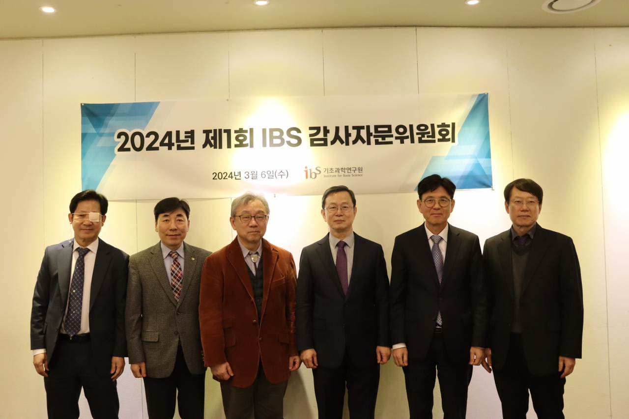 최도영 IBS 상임감사(왼쪽 두 번째)와 감사자문위원들이 위촉장 수여식을 마치고 기념사진을 촬영하고 있다.[IBS 제공]