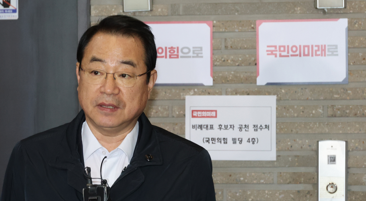 정영환 국민의힘 공천관리위원장이 6일 오전 여의도 당사에서 출근길에 기자들의 질문에 답하고 있다. [연합]