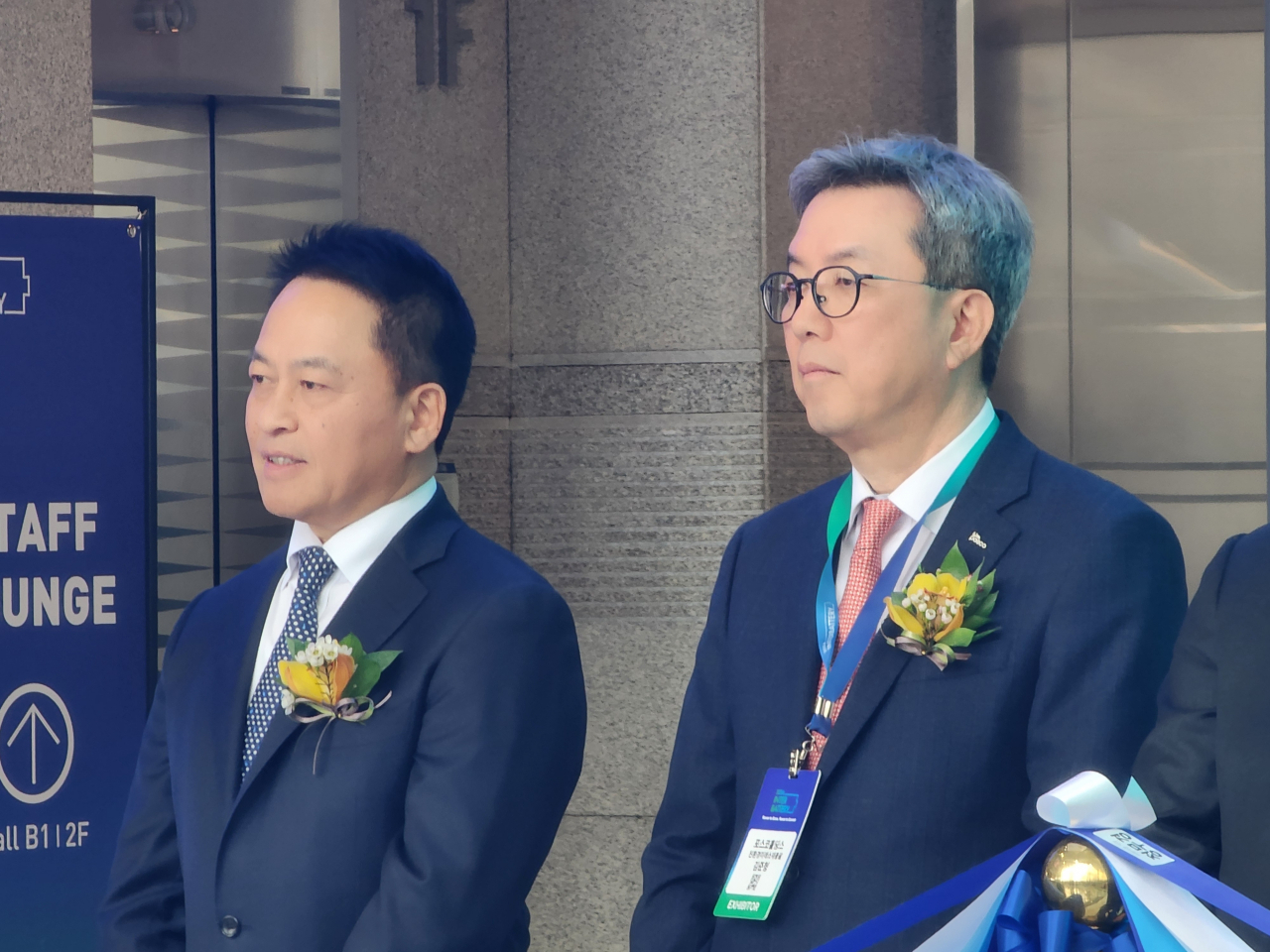 최윤호(왼쪽) 삼성SDI 대표이사 사장이 6일 서울 코엑스에서 개막한 ‘인터배터리 2024’ 개막식에 참석하고 있는 모습. 김성우 기자