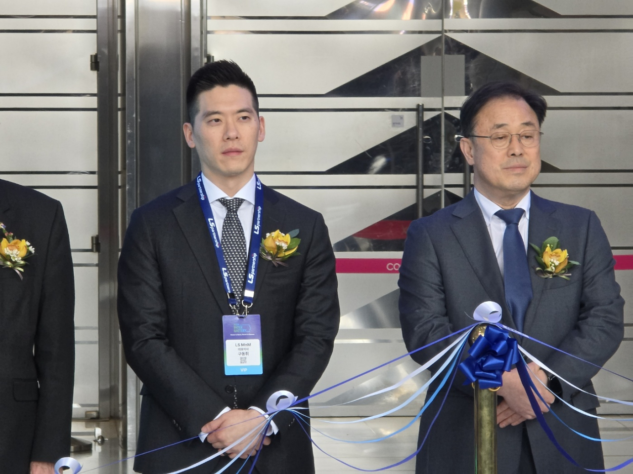 구동휘(왼쪽) LS MnM 대표이사가 6일 서울 코엑스에서 열린 인터배터리2024 개막식에서 주재환 에코프로비엠 대표 옆에 서서 개회사를 경청하고 있다. [공동취재단]