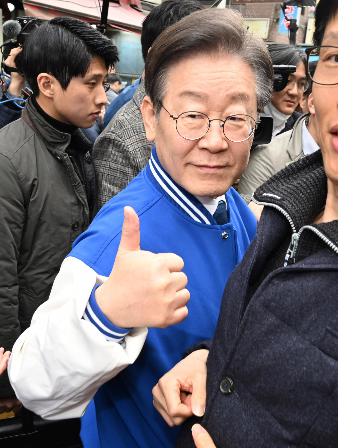 이재명 더불어민주당 대표가 6일 오후 서울 양천구 목동깨비시장을 찾아 양천구갑 황희 후보와 함께 시민들에게 인사하고 있다. [연합]