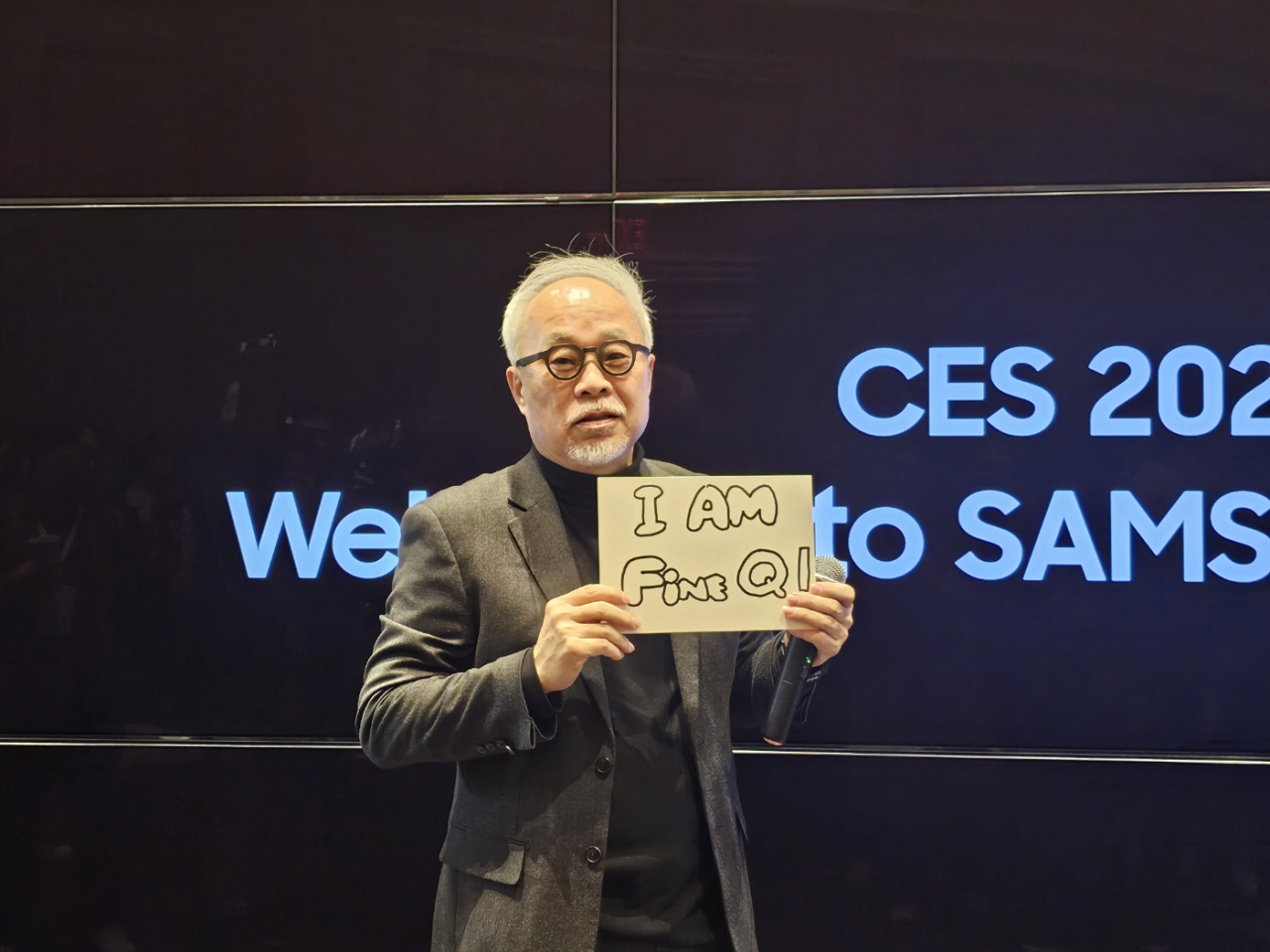 올 초 CES 2024에서 기자들은 만나 직접 손으로 ‘아임 파인 큐!(I AM Fine Q)’를 써보였던 최주선 삼성디스플레이 대표이사(사장). 김민지 기자